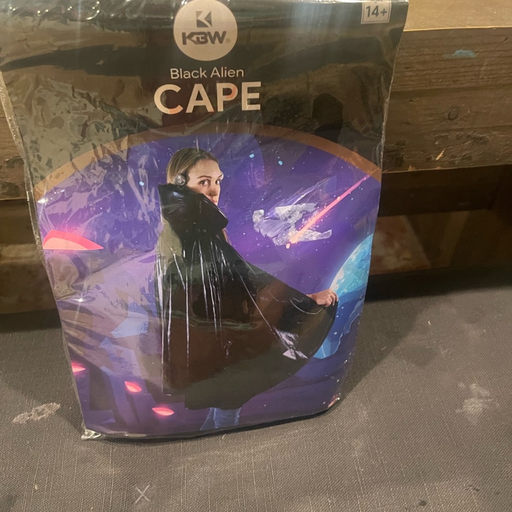 Black Alien Cape - Picture 3 of 4